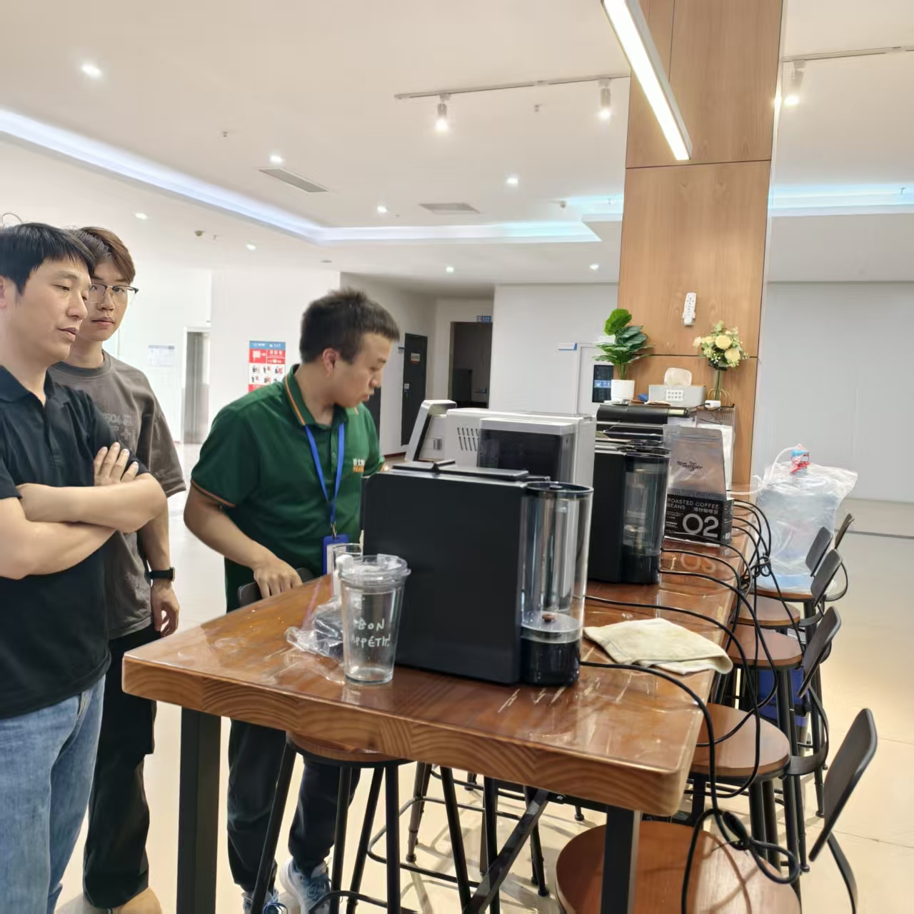 Tang, gerente geral da Aosom E-COMMERCE INC., visita Seaver e inspeciona a máquina de café totalmente automática SV205