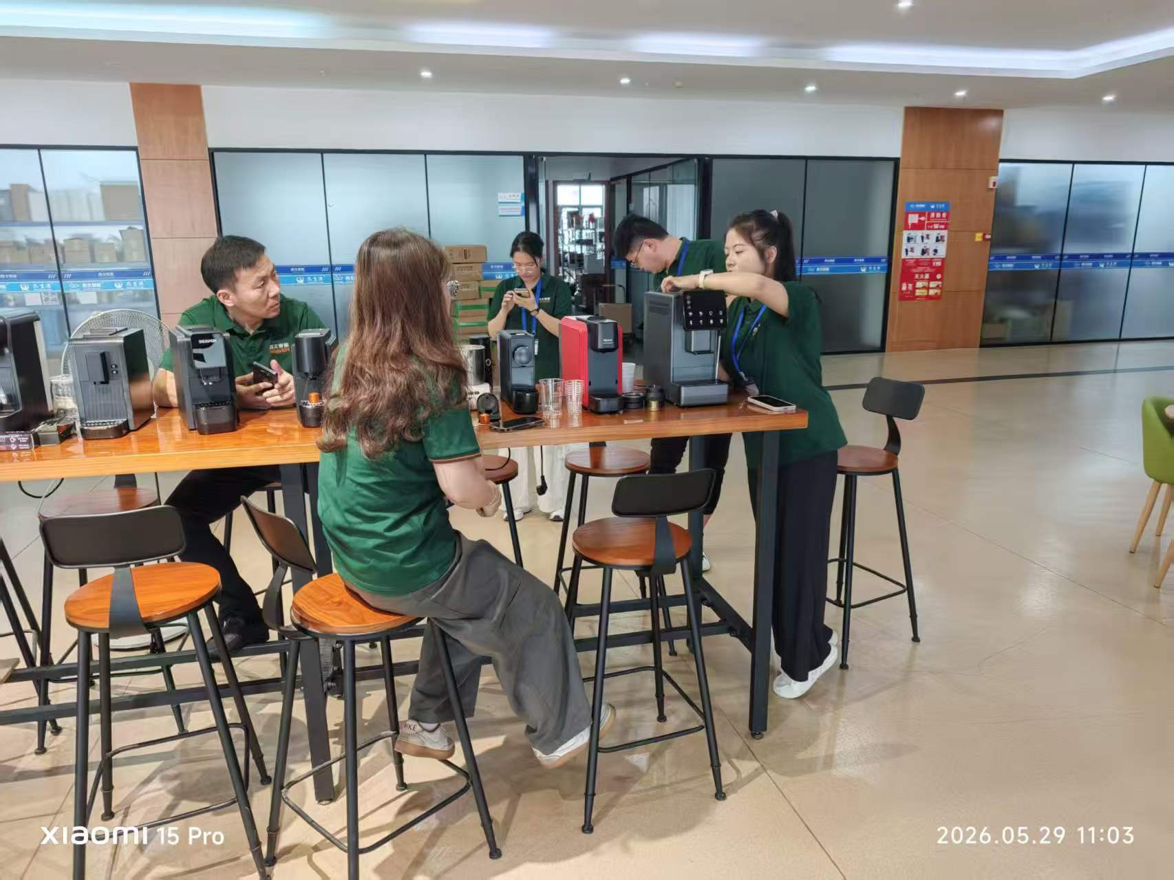 Como o treinamento da equipe profissional de máquinas de café impulsiona o crescimento dos pedidos e a qualidade do serviço?