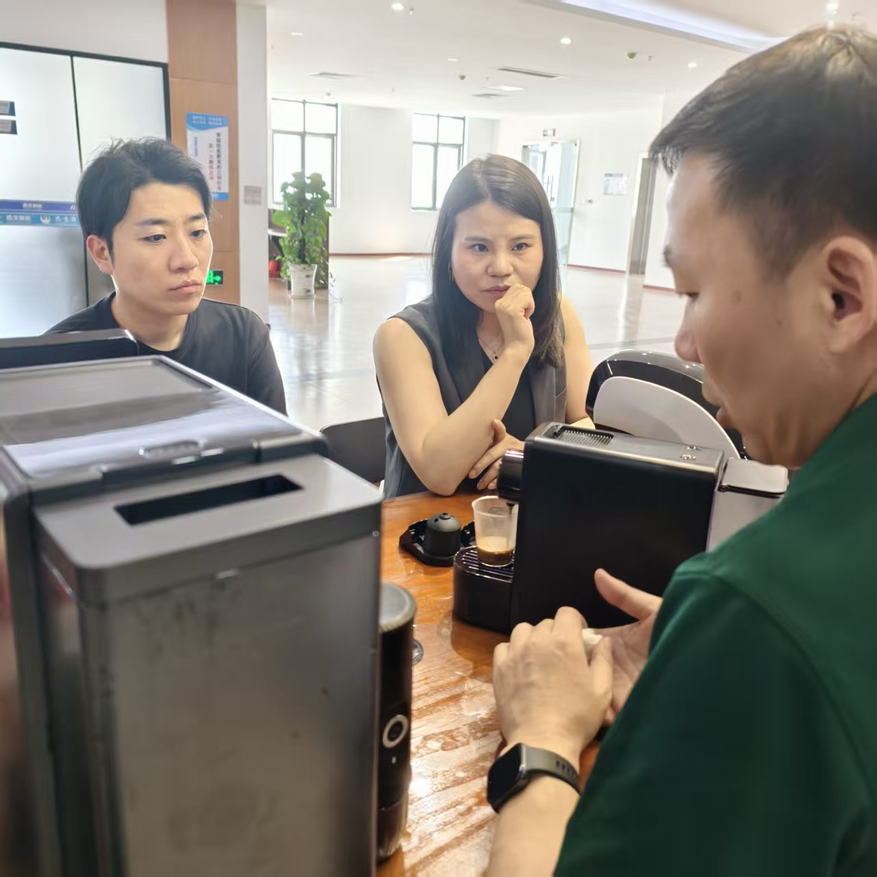 Por que o cliente japonês visitou o SEAVER para obter uma máquina de café automática avançada e uma cafeteira portátil?